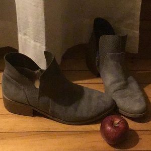 AMERICA EAGLE BOOTIES, grey with tan heal